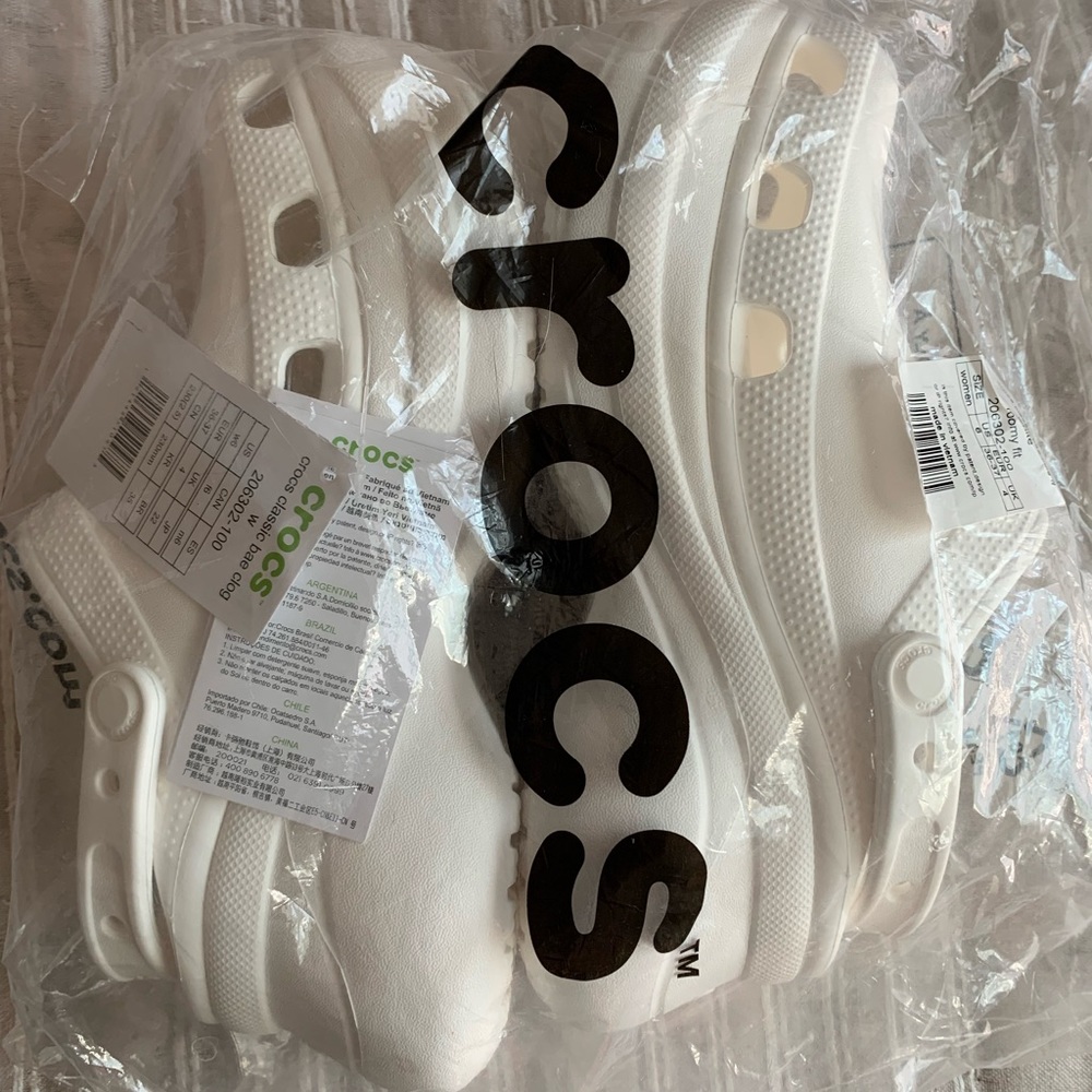 Crocs classic bar clog, White size W 6 platform clog shoe.